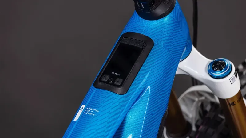 Cube Stereo Hybrid One77 HPC AT 800 E-MTB In Actionteam-2